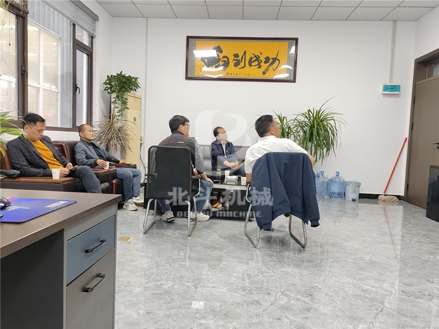 迎接韓國(guó)客戶(hù)來(lái)參觀綜合破碎機(jī)