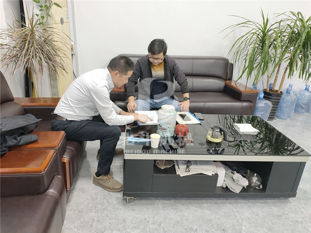 蘇州客戶(hù)親自前來(lái)了解我公司的綜合破碎機(jī)