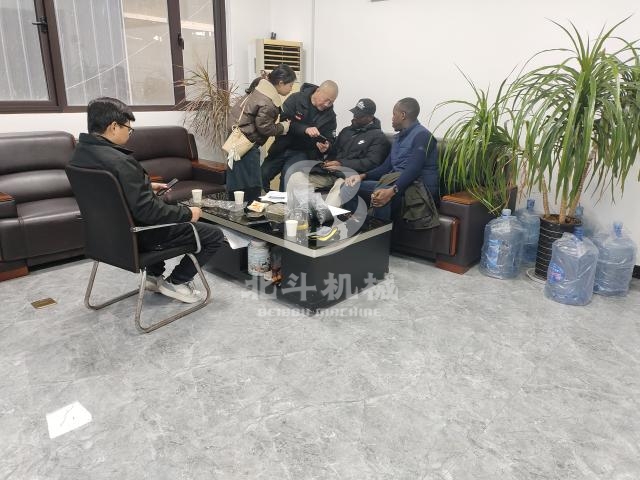 木材削片機(jī)性價(jià)比高,外國(guó)客戶聞?dòng)嵡皝?lái)了解